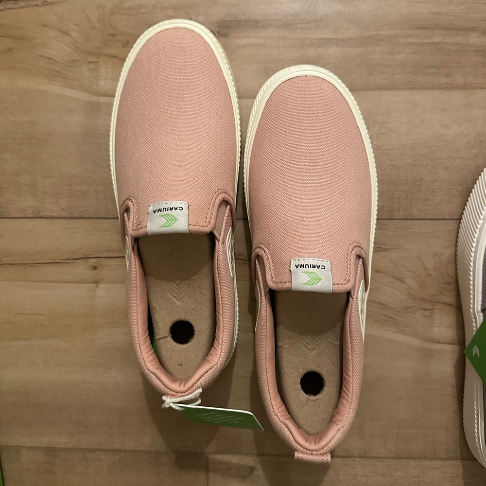 Brand new slip on rose canvas, ivory logo,Cariuma sneakers